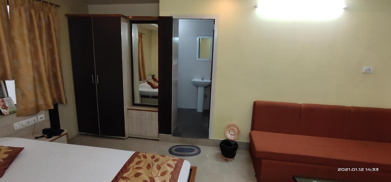 Hotel Royal Residency Силигури Екстериор снимка